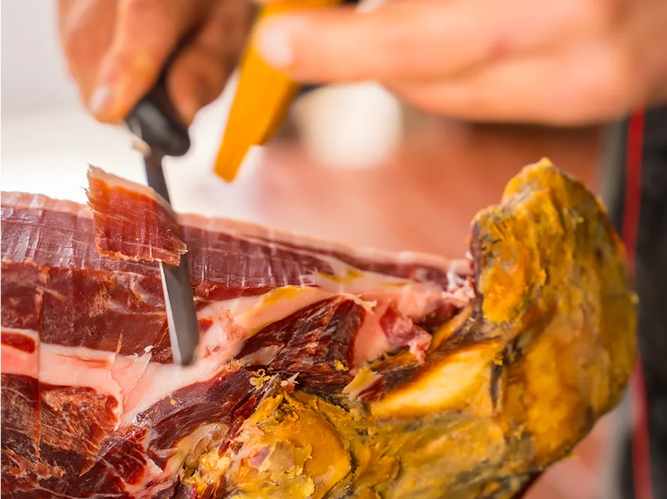 Corte a cuchillo de un jamón ibérico de bellota